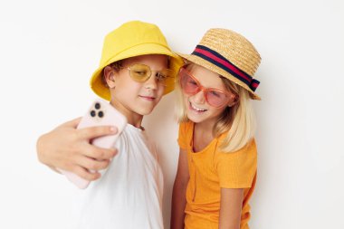 Komik çocuklar telefon modayla selfie çekiyorlar.
