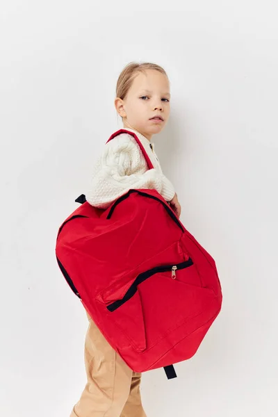 Klein meisje rood rugzak stijlvolle kleding Lifestyle ongewijzigd — Stockfoto