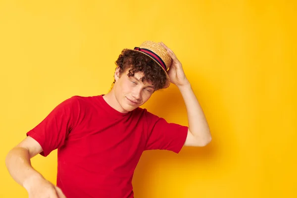 Słodkie rude włosy facet w czerwony t-shirt z kapelusz moda odizolowane tło bez zmian — Zdjęcie stockowe
