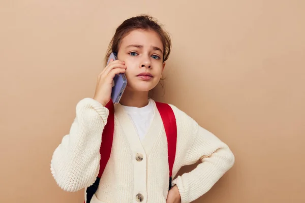 아주 어린 여학생 이 아무런 변화 없이 휴대 전화를 소지하고 있습니다 — 스톡 사진