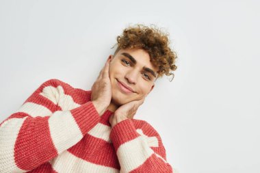 Yakışıklı genç adam el hareketi eğlenceli ışık arka planı