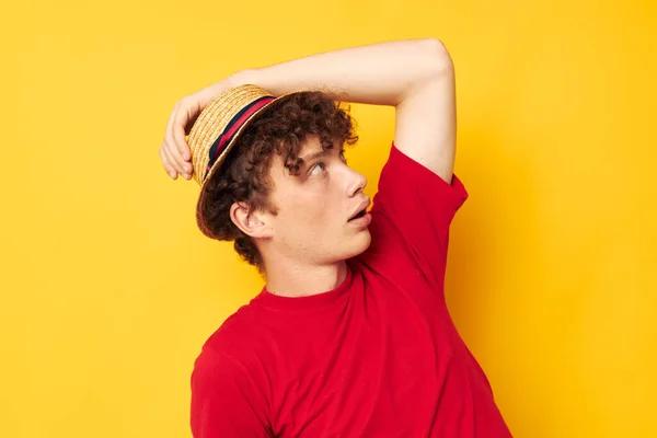 Retrato de un joven rizado hombre emociones rojo camiseta sombrero estudio amarillo fondo inalterado — Foto de Stock