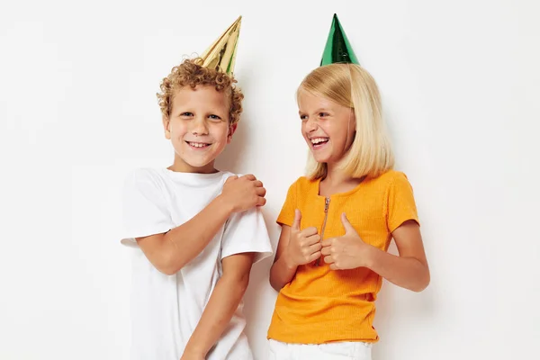 Χαρούμενα παιδιά με καπέλα στο κεφάλι του διασκέδαση απομονωμένη φόντο αμετάβλητη — Φωτογραφία Αρχείου