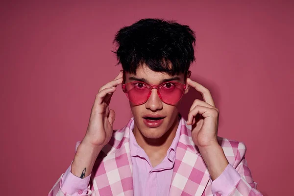 Красивий хлопець самовпевненість рожевий плетений блейзер моди позує стиль життя незмінний — стокове фото