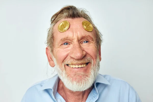 Retrato de feliz homem sênior finanças moedas de ouro bitcoin perto de face isolado fundo — Fotografia de Stock