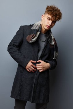 Ceketli tuhaf bir adam. Kareli bir eşarp. Yaşam tarzı değişmemiş.