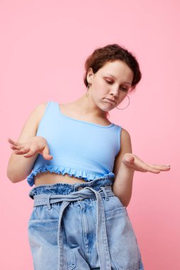 Güzel kız, yakın çekim duygularını kırıştırıyor. Küpeler, hayat tarzını değiştirmemiş gibi gösteriyor.