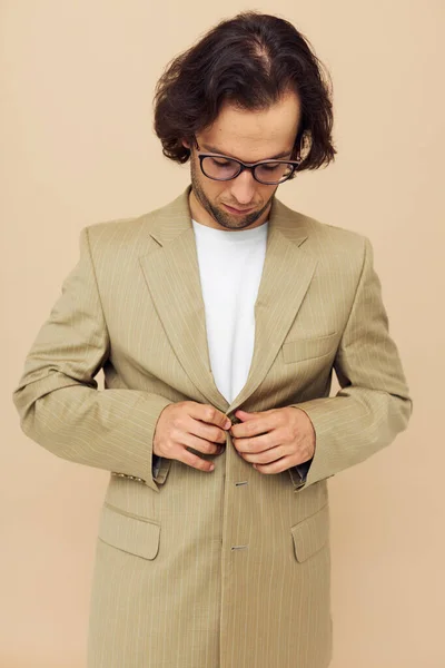Veselý muž brýlí béžový oblek elegantní styl Životní styl beze změny — Stock fotografie