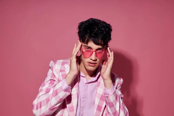Фото романтичного молодого хлопця в рожевих окулярах рожевий блейзер позує студійний рожевий фон незмінним — стокове фото