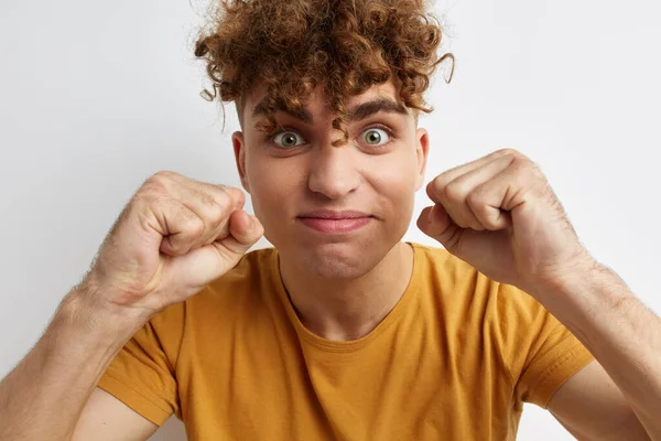 Guapo chico moda casual desgaste moderno estilo aislado fondo — Foto de Stock