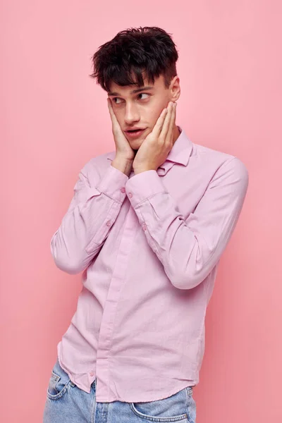 Portrét mladého muže pózuje módní růžová košile moderní styl izolované pozadí beze změny — Stock fotografie