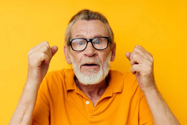 Retrato de hombre mayor feliz posando gafas de camiseta amarilla vista recortada —  Fotos de Stock