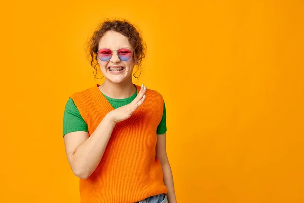 Mulher alegre óculos de sol multicoloridos no rosto posando grimace corte vista inalterada — Fotografia de Stock