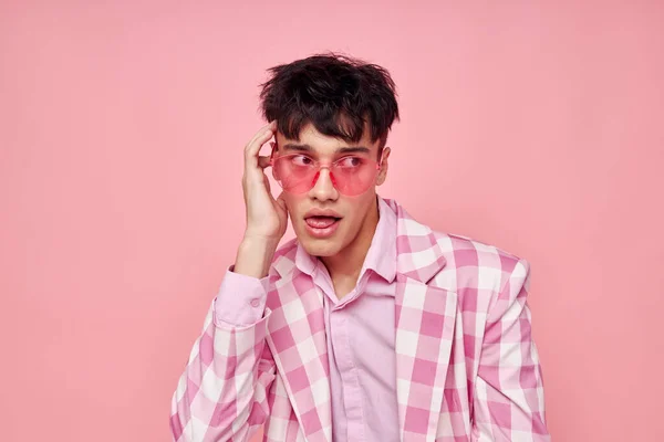 Foto de romántico joven novio moda rosa gafas de sol chaqueta posando estilo de vida inalterado — Foto de Stock