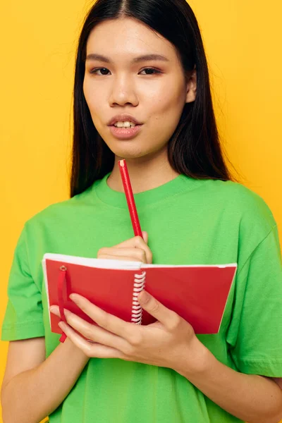 Femme avec l'apparence asiatique ordinateur portable et stylo apprentissage éducation fond isolé inchangé — Photo