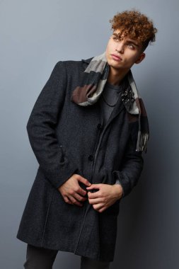 Çekici adam zarif stil kendine güven moda izole arka plan