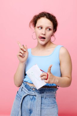 Güzel bir kadın defter ve kalemle öğreniyor.