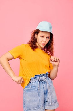 Güzel kadın somurtuyor yaz tarzı poz veriyor. Moda izole edilmiş arka planlar değiştirilmemiş.