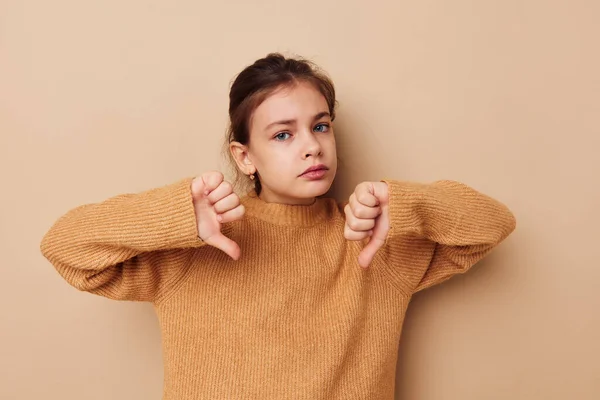 Retrato de menina sorridente feliz em suéter posando gestos de mão infância inalterada — Fotografia de Stock