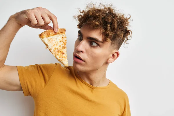 Attractive man eating pizza posing close-up isolated background — 图库照片
