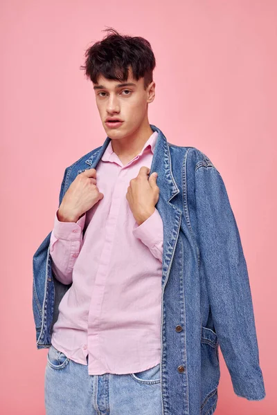 Vacker man mode frisyr poserar kläder denim jacka modern stil Livsstil oförändrad — Stockfoto