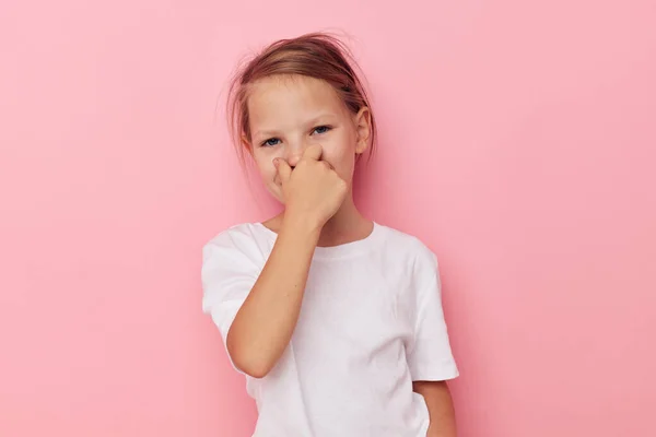 Retrato de niña feliz sonriente en una camiseta blanca sonrisa infancia inalterada — Foto de Stock