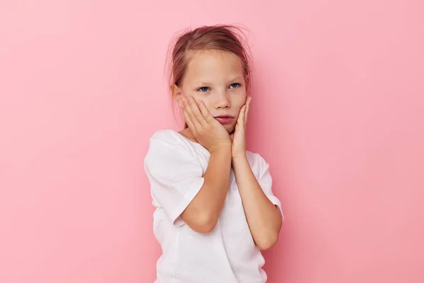 Aranyos lány egy fehér póló mosoly gyermekkor változatlan — Stock Fotó