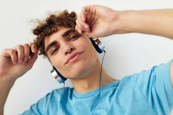 Guapo chico en auriculares música emociones aislado fondo —  Fotos de Stock
