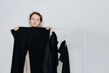 Güzel kadın kıyafetleri şık takım elbiseler moda stüdyosu değiştirilmemiş arka planlar.