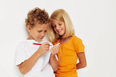 Küçük çocuklar not defterinin yanında durur. Duyguları hafif arkaplan çizer.