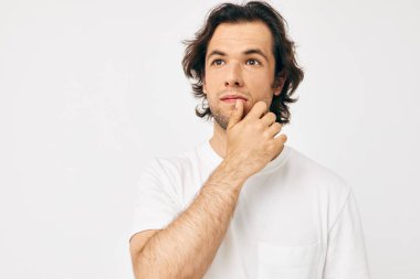 Beyaz tişörtlü yakışıklı adam el hareketi ile yaşam tarzını değiştirmemiş.