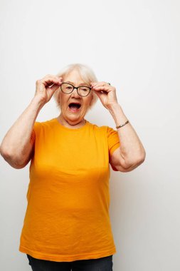 duygusal yaşlı kadın görme sorunları gözlüklerle izole edilmiş arka plan