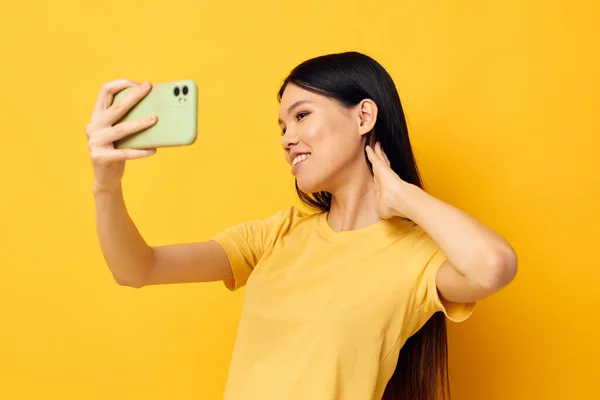 Bella bruna con un telefono in mano fa un selfie isolato sfondo inalterato — Foto Stock