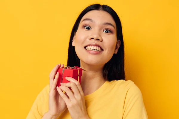 Ritratto Asiatica bella giovane donna in una t-shirt gialla vacanza regalo emozioni studio modello inalterato — Foto Stock