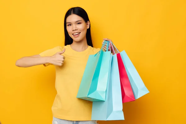 Vrouw met aziatische verschijning mode winkelen poseren geïsoleerde achtergrond ongewijzigd — Stockfoto