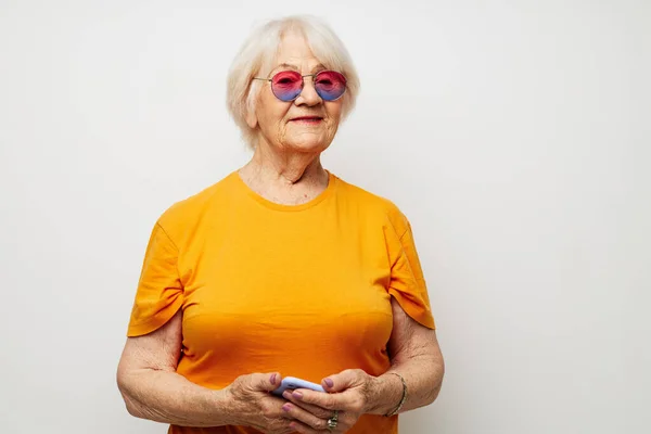 Retrato de una vieja mujer amigable estilo de vida feliz en camisetas amarillas fondo aislado — Foto de Stock