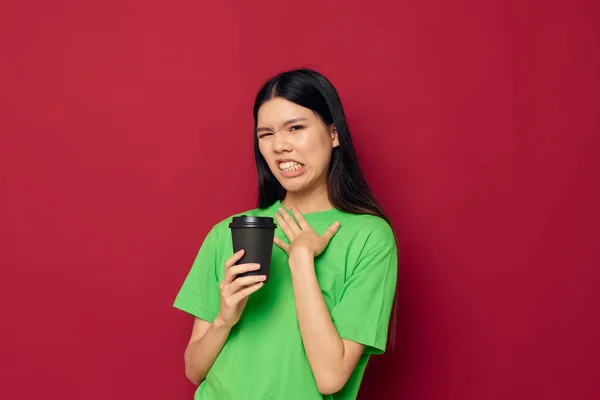 Donna in t-shirt verde in vetro nero in posa — Foto Stock