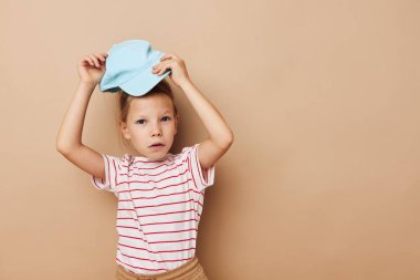 Mutlu gülümseyen kız çocuğunun portresi bebek kıyafetleri giymesi eğlenceli yaşam tarzı değiştirilmemiş.