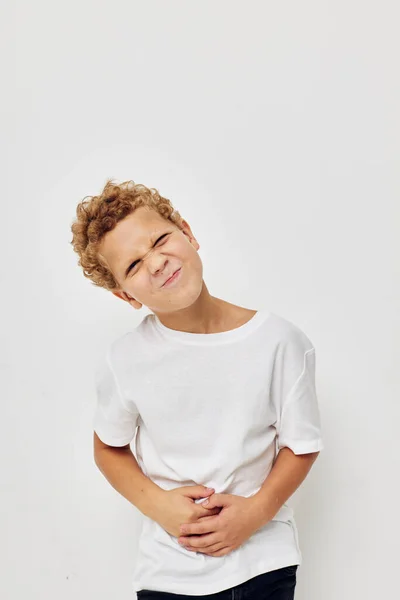 Χαριτωμένο μικρό αγόρι παιδικά στυλ μόδας συναισθήματα παιδική ηλικία αναλλοίωτη — Φωτογραφία Αρχείου