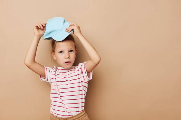 Portret szczęśliwej uśmiechniętej dziewczynki pozowanie dziecka ubrania zabawa Styl życia niezmieniony — Zdjęcie stockowe