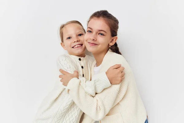 Две маленькие девочки, стоящие бок о бок веселое детство — стоковое фото