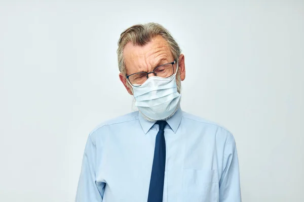 Портрет счастливого пожилого человека медицинская маска защиты изолированный фон — стоковое фото