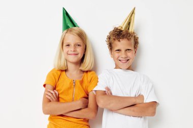 Çok renkli şapkalı şirin çocuklar. Tatil günü heyecanı. Değişmemiş arka plan.