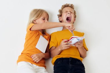 Pozitif erkek ve kızın çocukluk yaşam tarzını değiştirmeden eğlenceli oyunlar çizdiği resim.