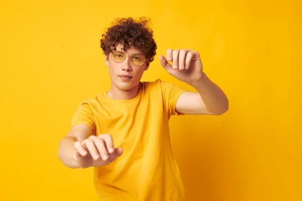 Lindo pelirrojo chico amarillo camiseta gafas moda mano gestos estilo de vida inalterado — Foto de Stock