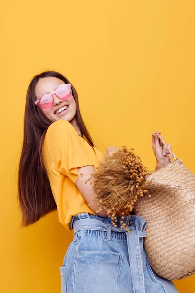 Young beautiful woman straw bag emotions summer style yellow background — Stock Photo, Image