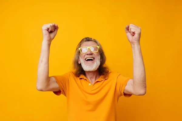 Portrét šťastného staršího muže ve žlutých brýlích s šedivými vousy emoce oříznutý pohled — Stock fotografie