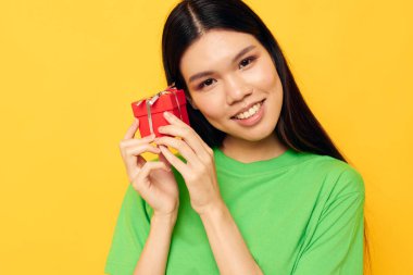 Çekici genç Asyalı kadın. Kırmızı hediye kutusu. Mutlu yıllar.