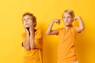 Pozitif erkek ve kızın resmi. Rastgele giyilen oyunlar. Birlikte eğlenceli. Tecrit edilmiş arka plan pozu.