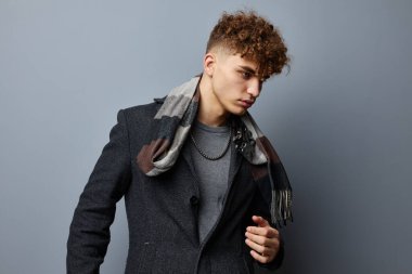 Çekici adam zarif stil kendine güven moda izole arka plan